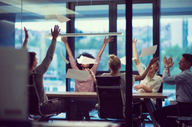 belgeleri atma genç iş adamları çok ırklı grup