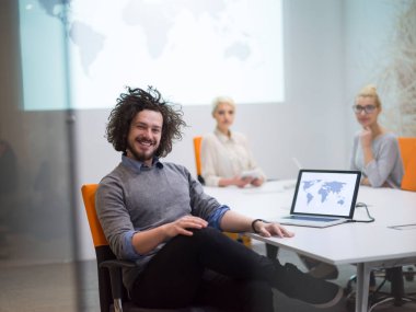 Modern gece ofis binasındaki bir toplantıda Girişim Ekibi