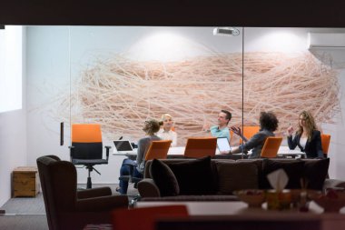 Modern gece ofis binasındaki bir toplantıda Girişim Ekibi