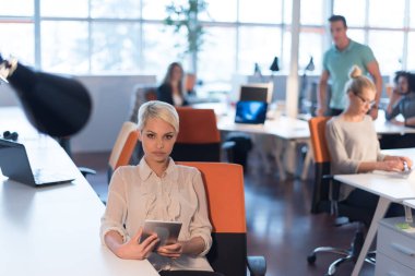 Dijital tablet gece ofiste çalışan kadın