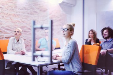 Modern gece ofis binasındaki bir toplantıda Girişim Ekibi