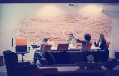 Modern gece ofis binasındaki bir toplantıda Girişim Ekibi