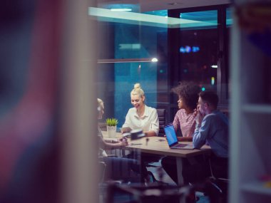 Çok ırklı başlangıç iş takım gece ofiste