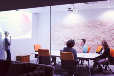 Modern gece ofis binasındaki bir toplantıda Girişim Ekibi