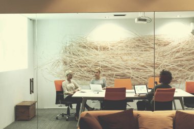 Modern gece ofis binasındaki bir toplantıda Girişim Ekibi