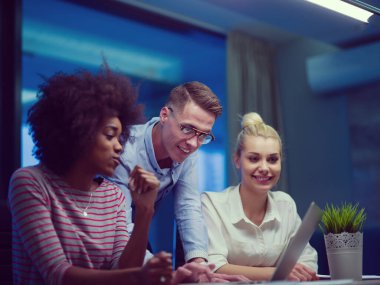 Çok ırklı başlangıç iş takım gece ofiste