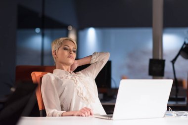 laptop gece başlangıç ofiste çalışan kadın