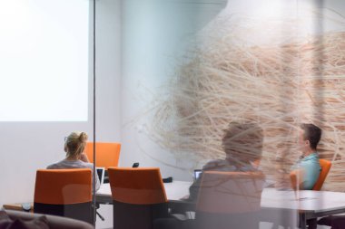 Modern gece ofis binasındaki bir toplantıda Girişim Ekibi