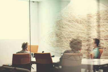 Modern gece ofis binasındaki bir toplantıda Girişim Ekibi
