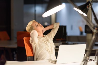 laptop gece başlangıç ofiste çalışan kadın