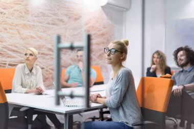 Modern gece ofis binasındaki bir toplantıda Girişim Ekibi