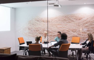Modern gece ofis binasındaki bir toplantıda Girişim Ekibi