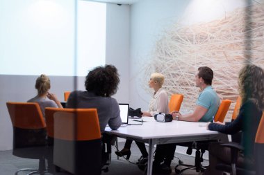 Modern gece ofis binasındaki bir toplantıda Girişim Ekibi