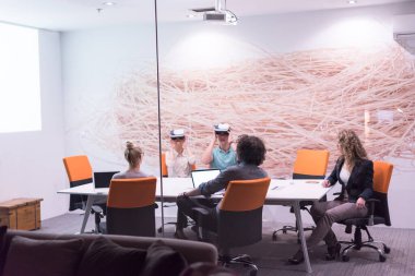 sanal gerçeklik kulaklık kullanarak başlangıç iş takım