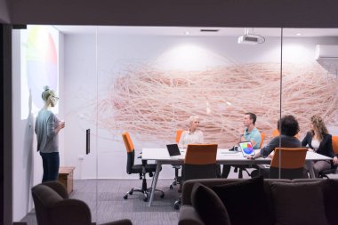Modern gece ofis binasındaki bir toplantıda Girişim Ekibi