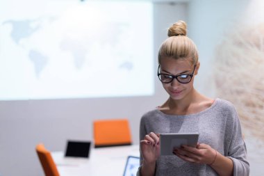 Dijital tablet gece ofiste çalışan kadın