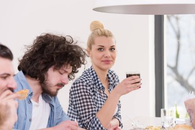 mutlu arkadaş öğle vakti çok ırklı grubu