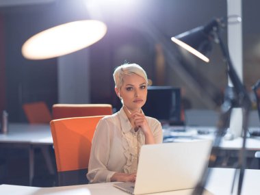 laptop gece başlangıç ofiste çalışan kadın