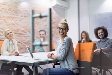 Modern gece ofis binasındaki bir toplantıda Girişim Ekibi