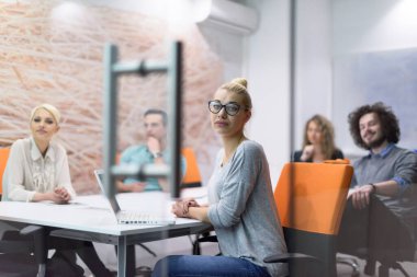 Modern gece ofis binasındaki bir toplantıda Girişim Ekibi