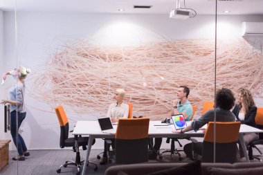 Modern gece ofis binasındaki bir toplantıda Girişim Ekibi