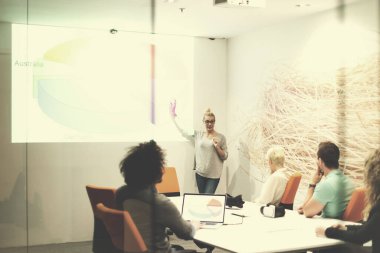 Modern gece ofis binasındaki bir toplantıda Girişim Ekibi