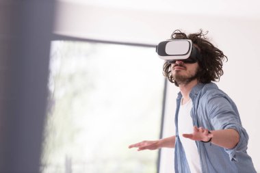 sanal gerçeklik VR-kulaklık gözlük kullanan adam