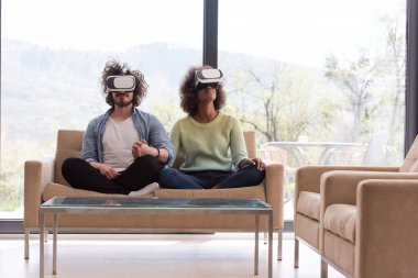 Sanal gerçeklik kulaklık kullanarak çok ırklı Çift