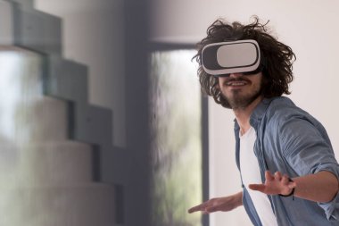 sanal gerçeklik VR-kulaklık gözlük kullanan adam