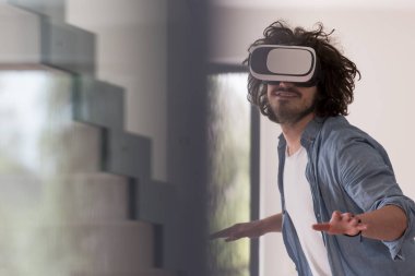 sanal gerçeklik VR-kulaklık gözlük kullanan adam