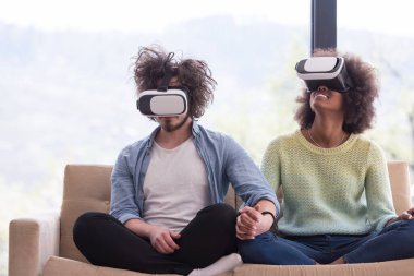 Sanal gerçeklik kulaklık kullanarak çok ırklı Çift