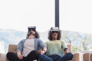 Sanal gerçeklik kulaklık kullanarak çok ırklı Çift