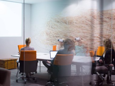 sanal gerçeklik kulaklık kullanarak başlangıç iş takım