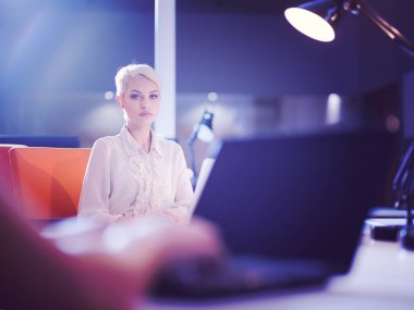 laptop gece başlangıç ofiste çalışan kadın