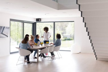 Çok ırklı bir girişim ekibi toplandı