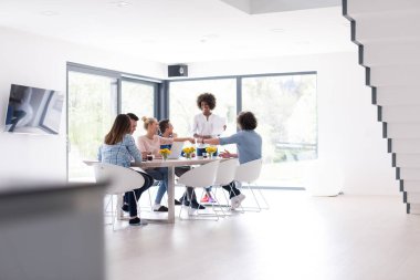 Çok ırklı bir girişim ekibi toplandı