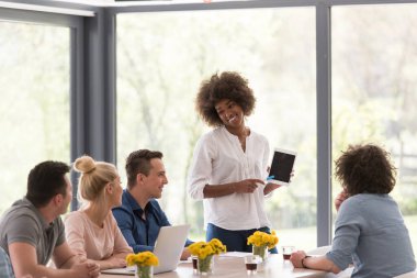 Çok ırklı bir girişim ekibi toplandı