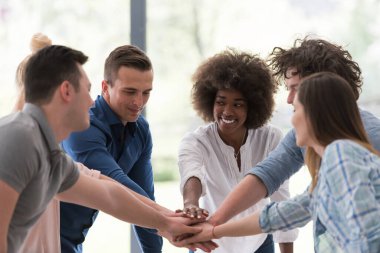 Çok ırklı girişimci genç iş adamları grubu başarıyı kutluyor