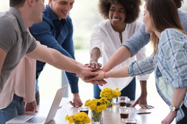 Çok ırklı girişimci genç iş adamları grubu başarıyı kutluyor