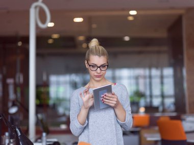 Dijital tablet gece ofiste çalışan kadın