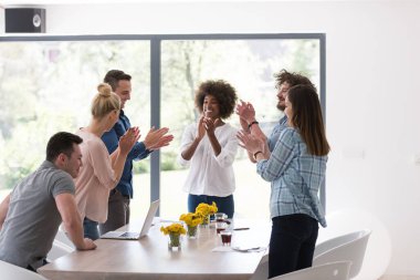Çok ırklı girişimci genç iş adamları grubu başarıyı kutluyor