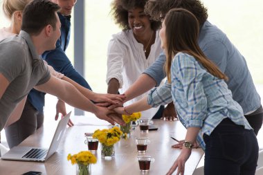 Çok ırklı girişimci genç iş adamları grubu başarıyı kutluyor