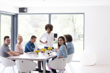 Çok ırklı bir girişim ekibi toplandı