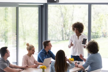 Çok ırklı bir girişim ekibi toplandı