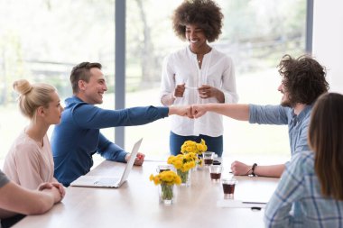 Çok ırklı bir girişim ekibi toplandı