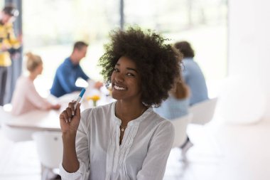 Modern ofis binasındaki bir toplantıda çok ırklı bir şirket kurma ekibi