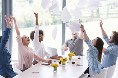 Çok ırklı girişimci genç iş adamlarından oluşan bir grup belge atıyor