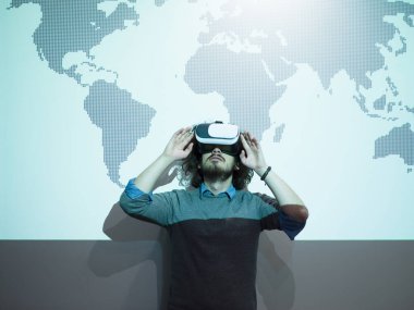 VR-kulaklık gözlükle sanal gerçekliğin işadamı