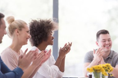 Çok ırklı girişimci genç iş adamları grubu başarıyı kutluyor