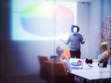 Modern gece ofis binasındaki bir toplantıda Girişim Ekibi